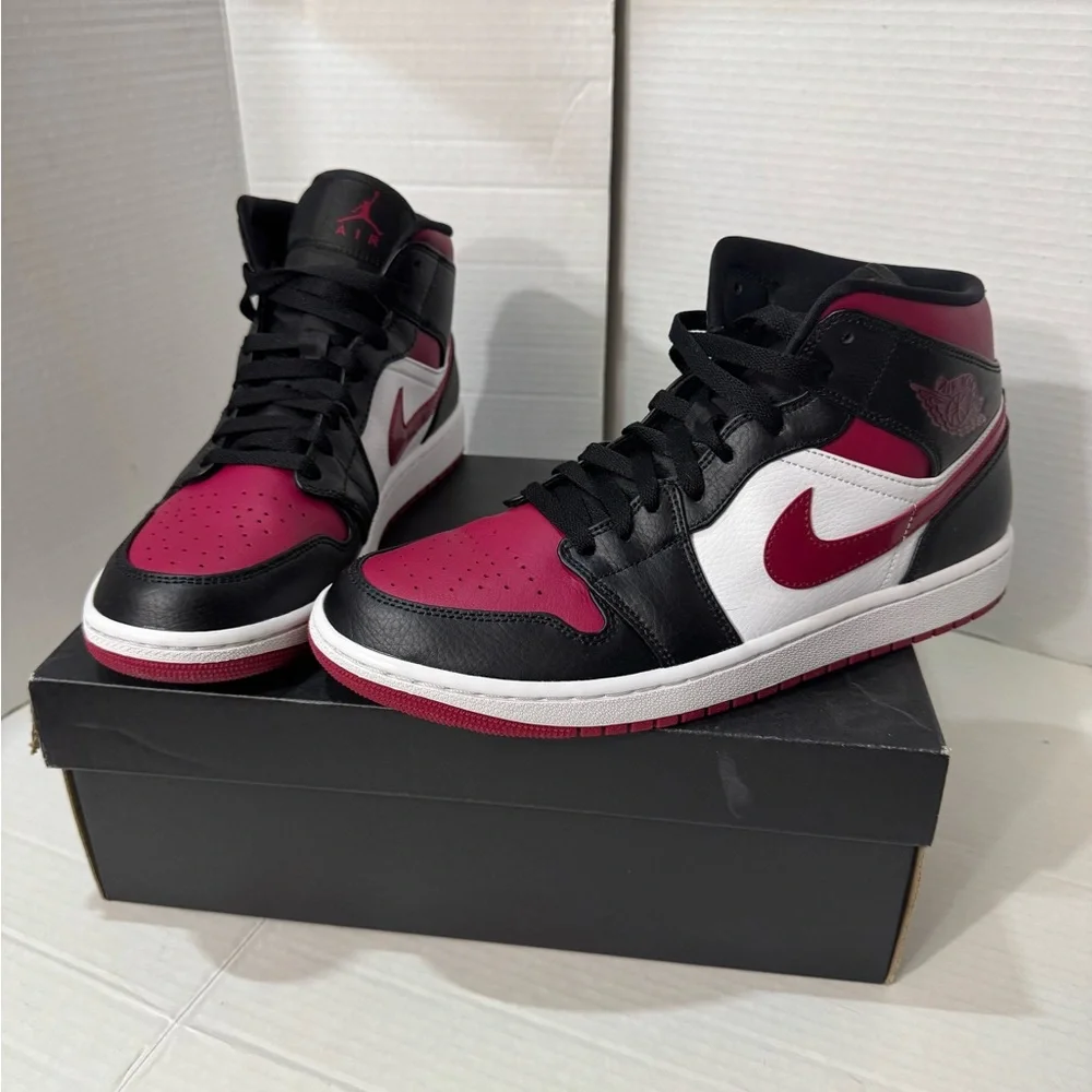 AIR JORDAN 1 MID BLACK/NOBLE RED-WHITE 554724 066 Mens
Shoes Size 10 Excellent! - Picture 2 of 11